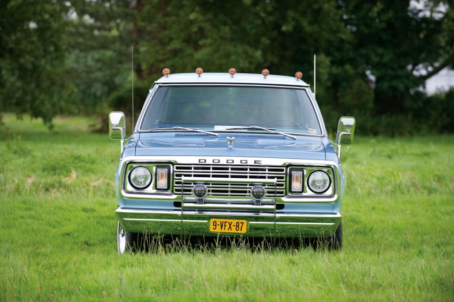  Dodge D150 Adventurer SE 1977 года  (фото 5 из 16)